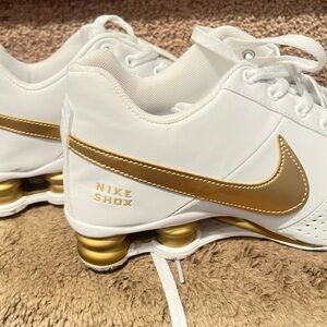 Beautiful & stylish Nike Shox White and Gold Sneakers size 9.5. 👟👟👟